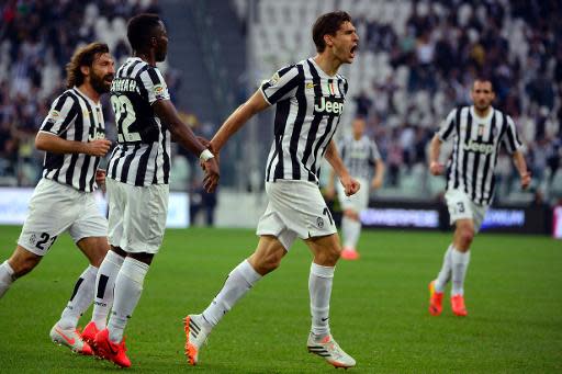 El delantero español de la Juventus, Fernando Llorente (C), celebra un gol ante el Livorno, el 7 de abril de 2014, en Turín (AFP/Archivos | OLIVIER MORIN)