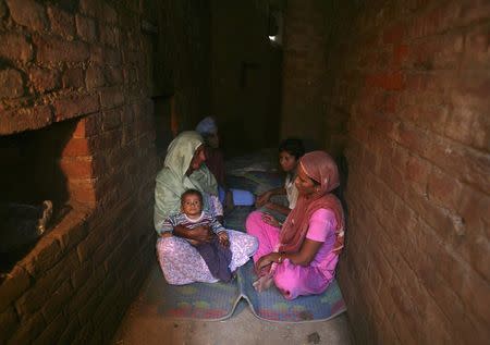 Indian villagers take shelter inside an army bunker at Devi Garh village near Jammu October 7, 2014. REUTERS/Mukesh Gupta