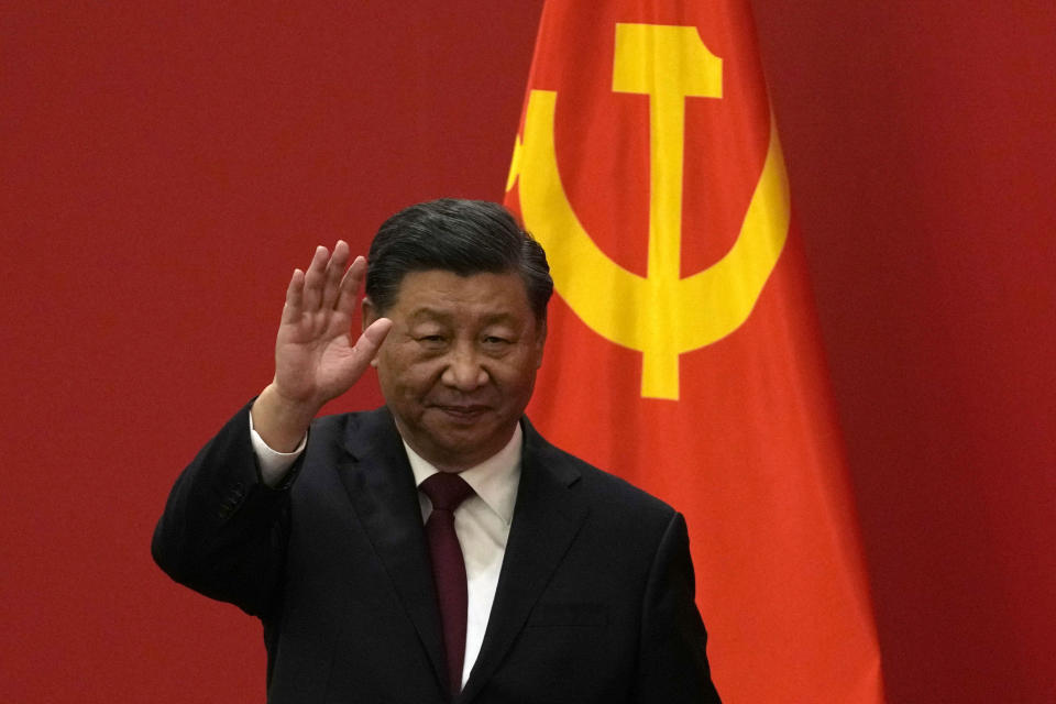 El presidente de China, Xi Jinping, saluda en un acto para presentar a los nuevos miembros del Comité Permanente del Politburó en el Gran Salón del Pueblo en Beijing, el domingo 23 de octubre de 2022. (AP Foto/Andy Wong)