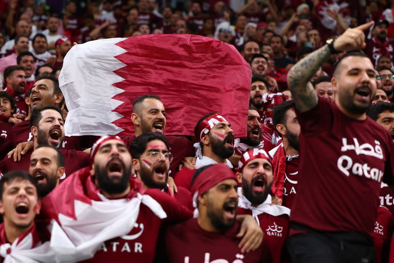 La hinchada qatarí en el partido inaugural del Mundial de Qatar 2022 ante Ecuador 