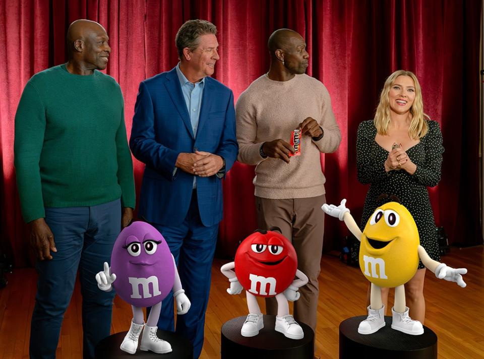 <p><strong>M&M's Ad Starring Scarlett Johansson, Dan Marino, Terrell Owens and Bruce Smith</strong></p>