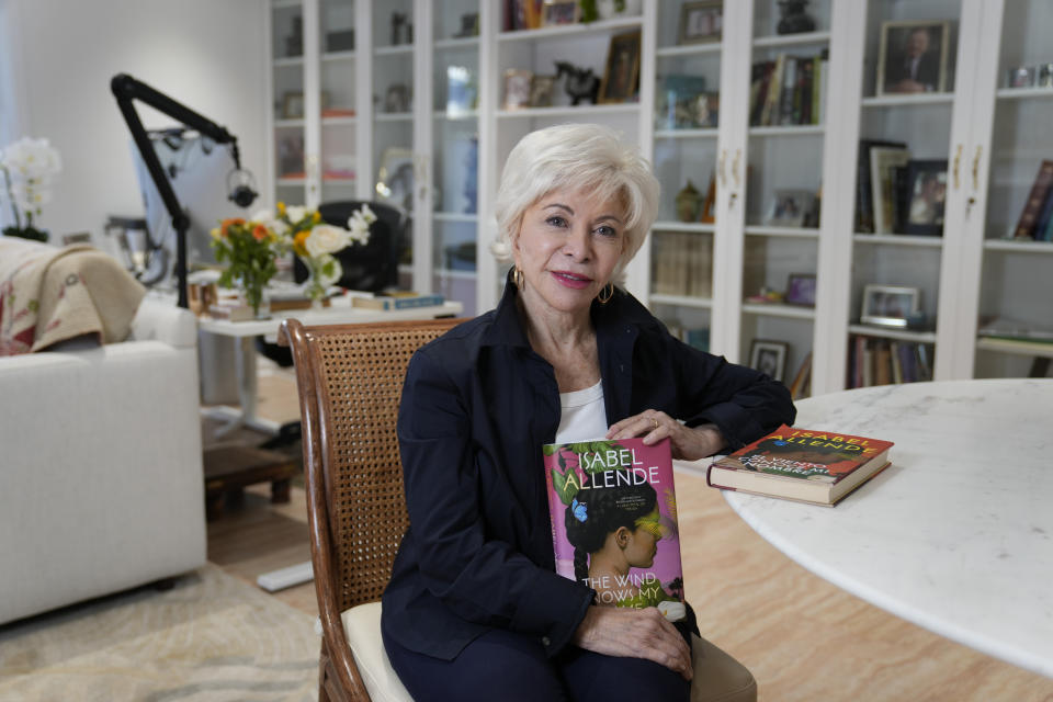 La autora Isabel Allende posa en su estudio en Sausalito, California, el 12 de abril de 2023, para promover su más reciente libro “El viento conoce mi nombre”. (Foto AP/Eric Risberg)