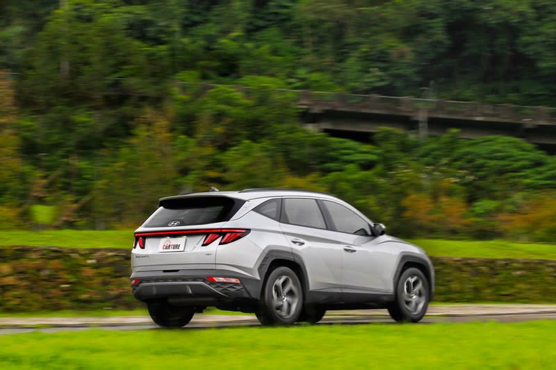 Hyundai Tucson L能夠帶給駕駛者友善且好掌控的駕馭感受，動態反應輕盈俐落。