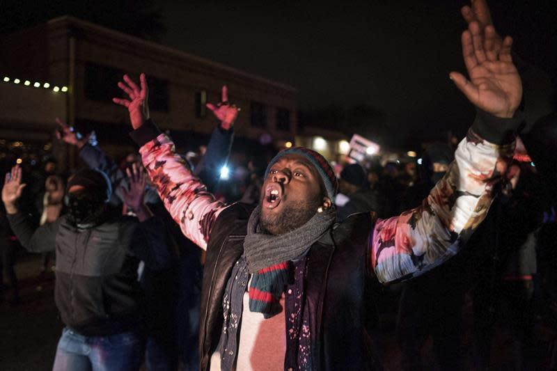 Indignación en Ferguson ante el fallo que libró de cargos al policía que mató al joven Michael Brown. (EFE)