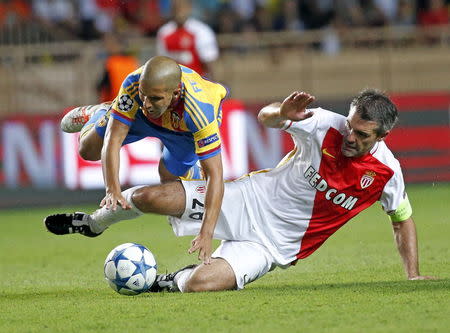 Monaco's Jeremy Toulalan (R) challenges Valencia's Sofiane Feghouli during their Champions League play-off second leg soccer match at the Louis II stadium in Monaco August 25, 2015. REUTERS/Eric Gaillard