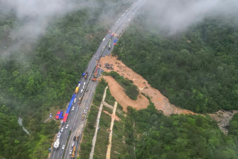Vue aérienne d’un tronçon d’une autoroute effondré près de Meizhou, dans la province du Guangdong, dans le sud de la Chine, le 1er mai 2024 (CNS)
