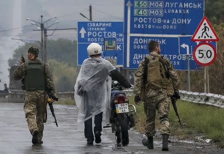 Ukrainian servicemen detain a local resident near a checkpoint in Debaltseve, September 9, 2014. REUTERS/Gleb Garanich