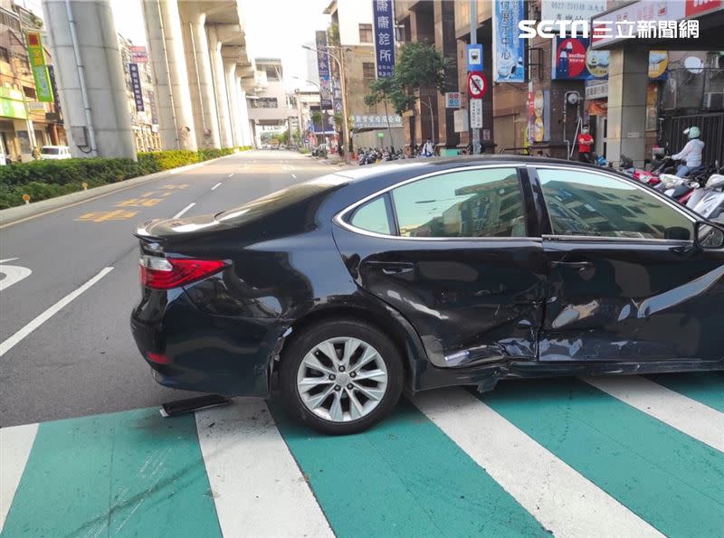 遭虐死男童的委任律師遭酒駕衝撞，右車車身被撞出一個大凹洞，人輕傷送醫。（圖／翻攝畫面）