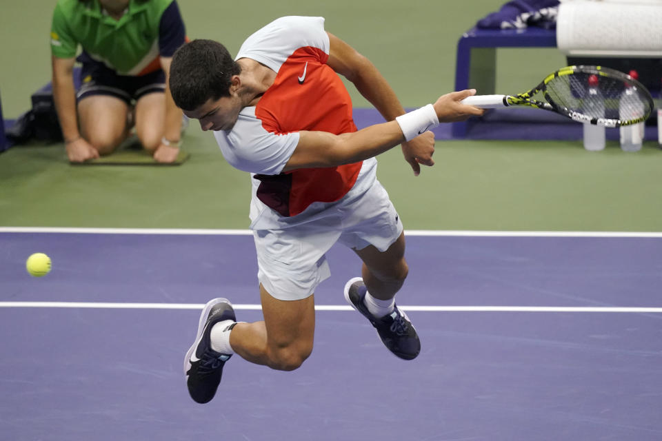 Carlos Alcaraz trata de devolver ante Casper Ruud durante la final del US Open, el domingo 11 de septiembre de 2022. (AP Foto/Mary Altaffer)