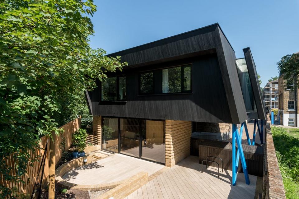 Pitched Black in Brockley by Gruff Architects (French & Tye)