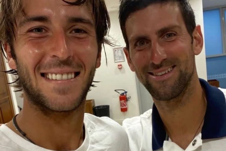 Tomás Etcheverry y la selfie con su ídolo Novak Djokovic; perdió el partido en Roma, pero fue una bisagra