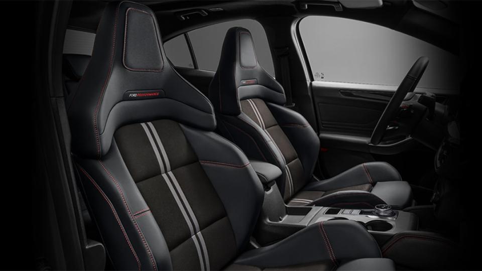 ▲座椅部分，2024 Ford Focus Wagon ST X可升級雙前座14向調整的Ford Performance性能跑車電動座椅，帶來兼具乘坐舒適度的極致性能駕馭氛圍。圖／Yahoo奇摩汽車機車