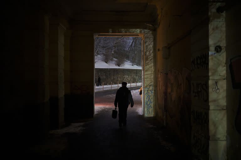 Un hombre camina por una calle durante un apagón, en Kiev, Ucrania, el 15 de diciembre de 2022. (AP Foto/Felipe Dana)