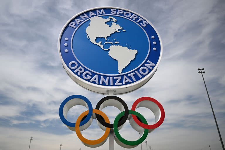 Los anillos olímpicos y el logo de la organización de los Juegos Panamericanos, en el estadio Nacional de Santiago de Chile