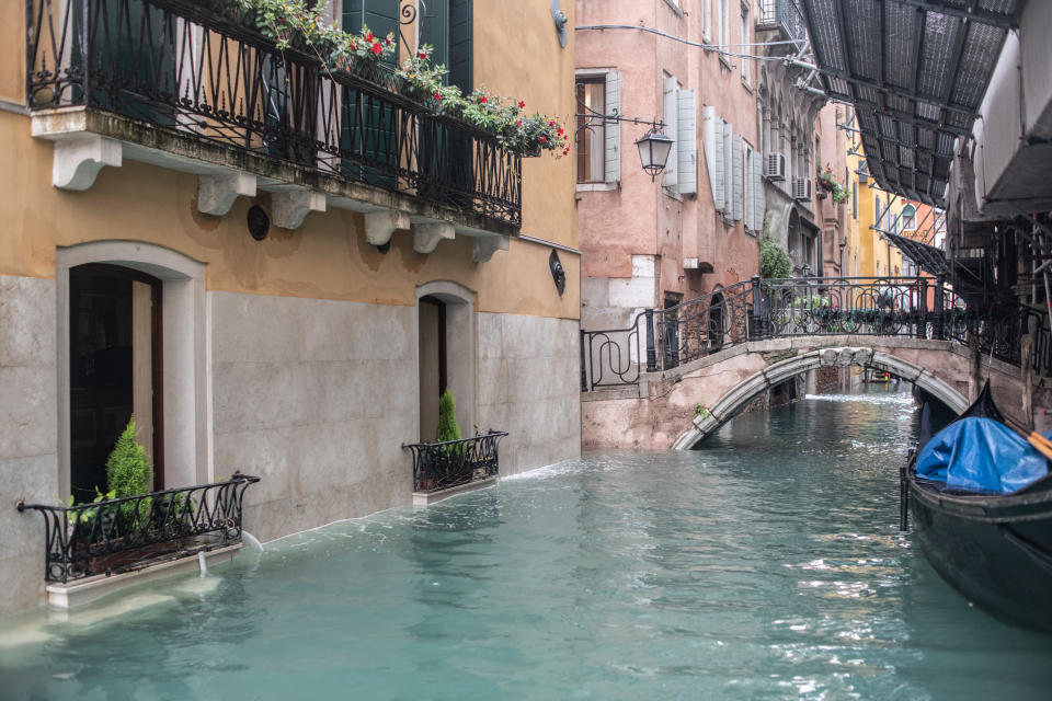 L'Amministrazione comunale di Venezia presenterà richiesta di stato di crisi alla Regione Veneto. Il sindaco Brugnaro: "Tutti i cittadini e le imprese raccolgano materiale utile a dimostrare i danni subiti con fotografie, video, documenti o altro nei prossimi giorni comunicheremo le modalità precise per la richiesta di contributo". Disposta intanto la chiusura delle scuole di Venezia e isole di ogni ordine e grado. (Photo by Giacomo Cosua/NurPhoto via Getty Images)