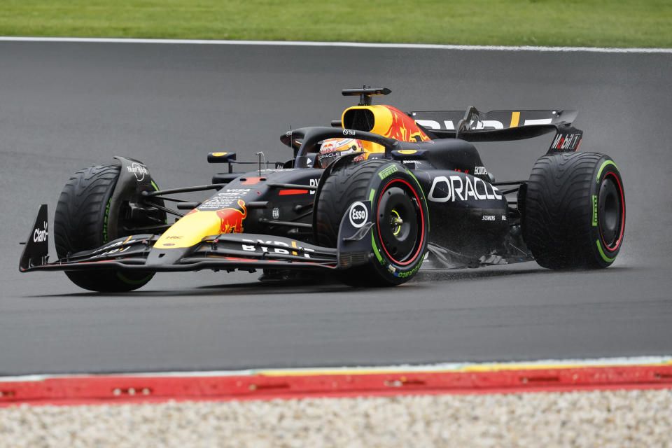 El piloto holandés de Red Bull Max Verstappen maniobra su auto durante la calificación del sábado para el Gran Premio de Bélgica el sábado 27 de julio del 2024.(AP Foto/Geert Vanden Wijngaert)