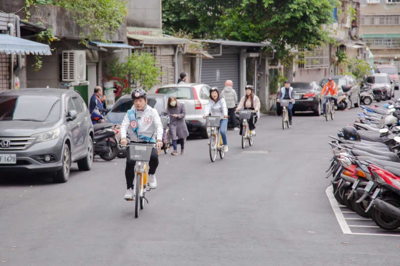 邱臣遠表示選擇騎Ubike拜票，目的是希望感受中和實際的交通狀況，以了解鄉親的需求。（圖／邱臣遠辦公室提供）