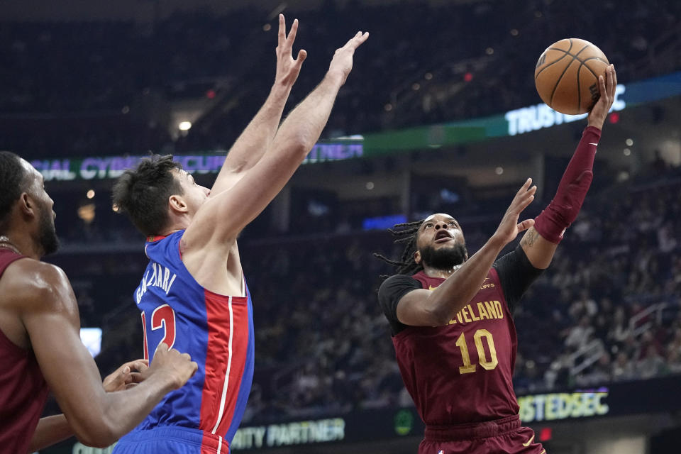 Cleveland Cavaliers guard Darius Garland (10) shoots in front of Detroit Pistons forward Danilo Gallinari (12) in the first half of an NBA basketball game, Wednesday, Jan. 31, 2024, in Cleveland. (AP Photo/Sue Ogrocki)