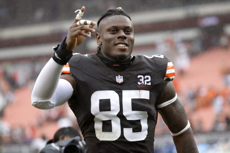 Cleveland Browns tight end David Njoku (85) celebrates while running off of the field after defeating the Cincinnati Bengals during an NFL football game, Sunday, Sep. 10, 2023, in Cleveland. (AP Photo/Kirk Irwin)