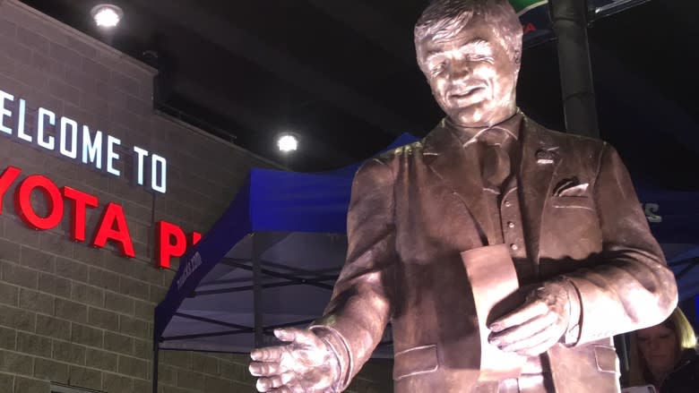 New Vancouver statue honours hockey legend Pat Quinn