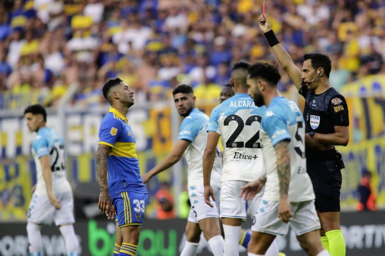 La última vez que Boca y Racing se enfrentaron, el árbitro Facundo Tello expulsó a ocho futbolistas, impidiendo que el partido terminara en tiempo y forma al quedar el Xeneize con seis jugadores