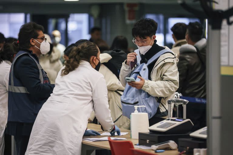 Los pasajeros que llegan de China se someten a una prueba de Covid-19 al llegar al Aeropuerto de Milán Malpensa, Milán, Italia