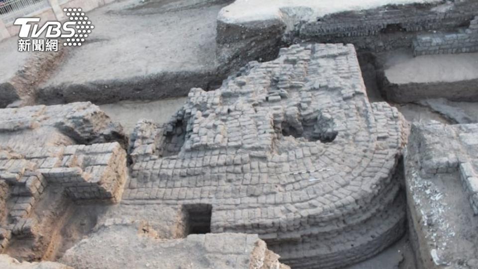 考古學家還發現一座古王國第六王朝時期的巨大「宮殿式建築」。（圖／達志影像路透社）