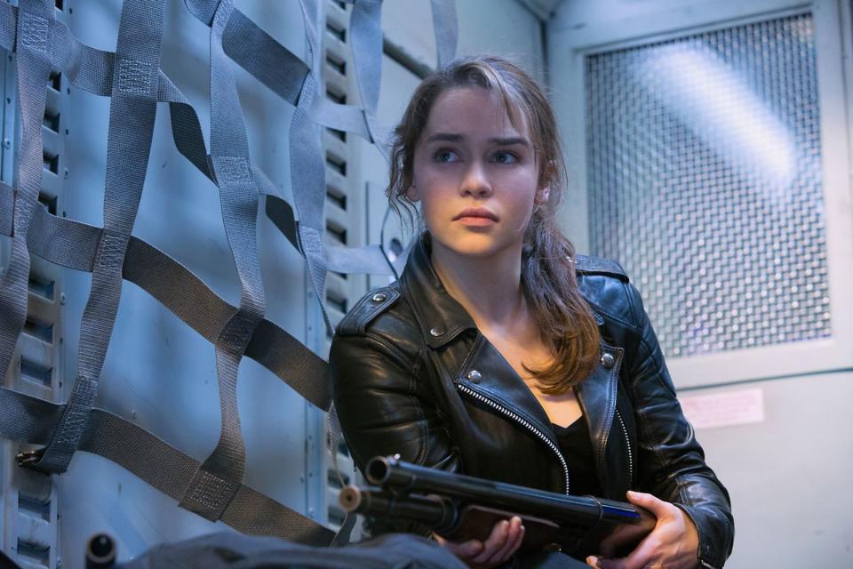 Im "Terminator"-Ableger "Genisys" (2015) erlaubte es der Zeitreise-Plot, dass "Game of Thrones"-Star Emilia Clarke die junge Sarah Connor spielt. Die "Mutter der Drachen" konnte der taffen Linda Hamilton zwar nicht das Wasser reichen, setzte sich dafür aber erfolgreich gegen mehrere Killerroboter zur Wehr! (Bild: 2015 Paramount Pictures / Melinda Sue Gordon)