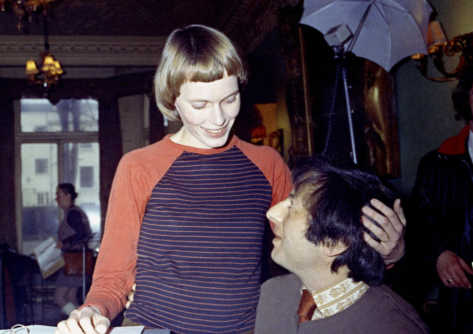 En esta foto de 1971, la actriz Mia Farrow y su esposo, el músico Andre Previn, durante un ensayo para un concierto. El pianista, compositor y director ganador de cuatro premios Oscar murió el jueves 28 de febrero del 2019 en Nueva York. Tenía 89 años. (AP Foto/Bob Dear, Archivo)