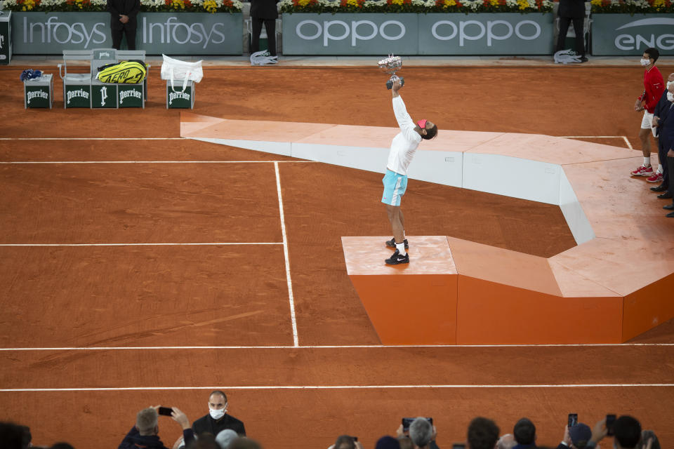 Rafael Nadal levanta el trofeo en el podio instalado en la pista central de Roland Garros, la Philippe-Chatrier. (Foto by Tim Clayton/Corbis vía Getty Images)