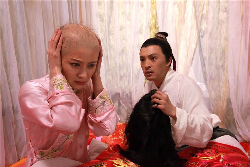 胡可（左）飾演有著禿頭的安慶公主。（圖／緯來提供）
