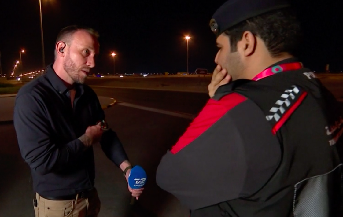 Danish reporter Jon Pagh was told to remove his 'One Love' armband while reporting on the World Cup in Qatar. (TV 2 Sport)