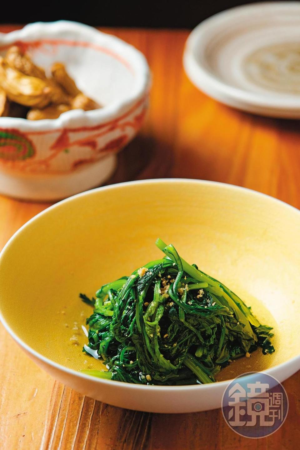 時令蔬菜如「山茼蒿浸物」（前，130元／份）和落花生醬油煮（後，160元／份）都適合搭年輕的酒。