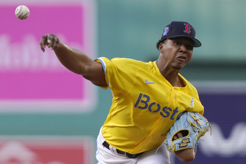 Brayan Bello, de Medias Rojas de Boston, lanza ante un bateador de los Yanquis de Nueva York en la primera entrada del segundo juego de la doble cartelera, el domingo 18 de junio de 2023, en Boston. (AP Foto/Steven Senne)