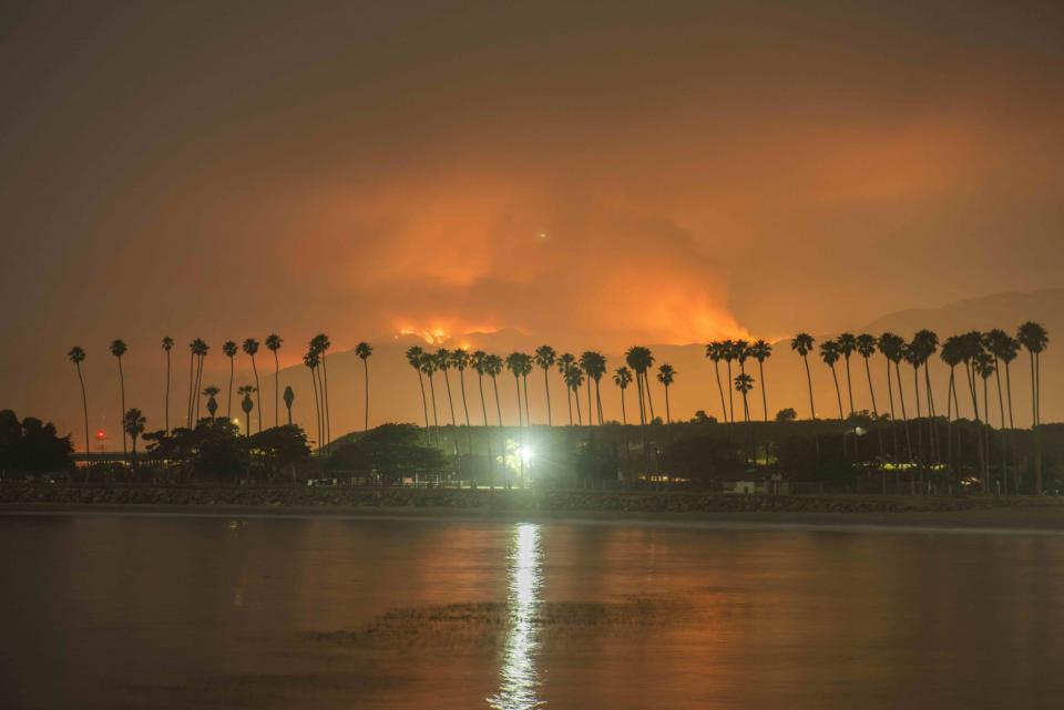 <p>Auf den Hügeln der kalifornischen Stadt Santa Barbara sind Waldbrände zu sehen, die sich entlang des Highway 154 ausbreiten. (Bild: Stuart Palley/ZUMA Wire/dpa) </p>