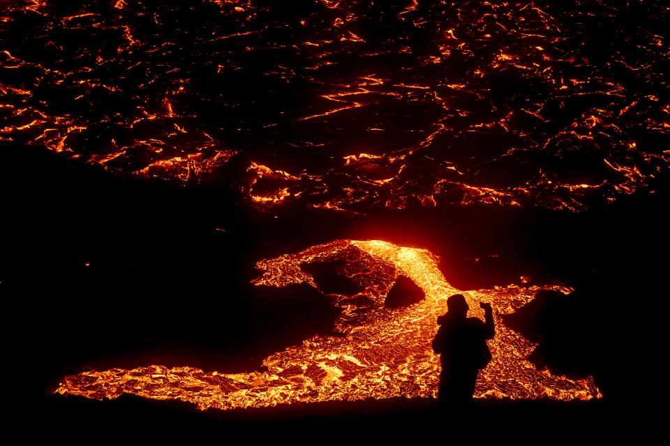 冰島首都雷克雅維克附近一座火山，沉寂900年後甦醒，紅色岩漿緩緩流出。圖片來源：Reuters。