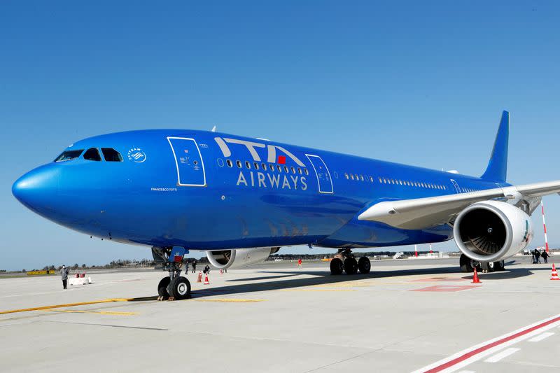 FOTO DE ARCHIVO. Un nuevo avión de Italia Trasporto Aereo (ITA) con la librea azul de la aerolínea estatal en el aeropuerto de Fiumicino antes de una conferencia de prensa para presentar la nueva flota, en Roma, Italia