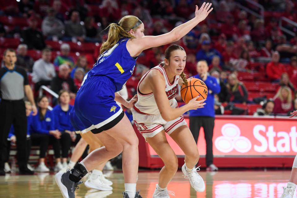 USD forward Carley Duffney (20) drives to the basket on Saturday, Feb. 3, 2024 at Sanford Coyote Sports Center in Vermillion.