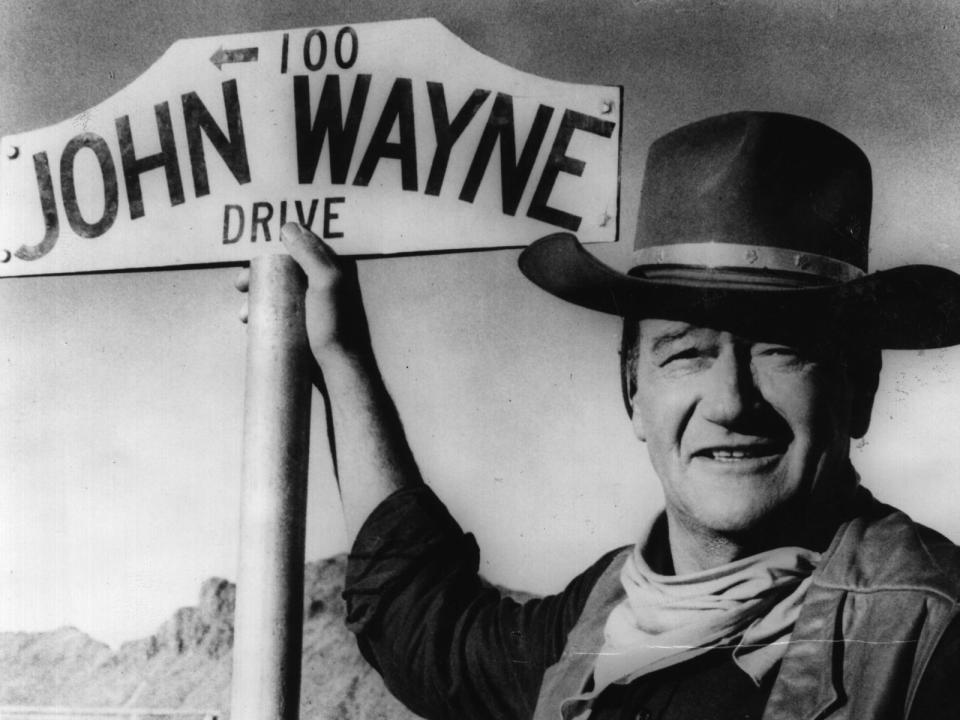 Nämlich Co-Star John Wayne, der sich nach der Dankesrede bei seinen Agenten erkundigen wollte, warum eigentlich nicht er den Preis für "Zwölf Uhr Mittags" erhalten habe. Für ihn war es erst 1970 so weit, doch als er für "Der Marshal" ausgezeichnet wurde, galt John Wayne längst als größter Westernstar aller Zeiten. (Bild: Fox Photos/Getty Images)