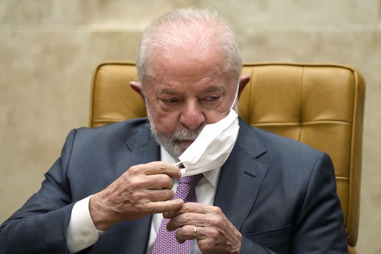 Luiz Inacio Lula da Silva volvió a usar barbijo en los últimos días, antes de la operación. (AP Photo/Eraldo Peres)