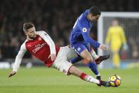 <p>Bei einem Premier-League-Fußballspiel zwischen dem FC Arsenal und dem FC Chelsea im Londoner Emirates Stadium sieht man Shkodran Mustafi (l., Arsenal) und Eden Hazard (Chelsea) in Aktion. Das Spiel ging mit 2:2 unentschieden aus. (Bild: Frank Augstein/AP Photo/dpa) </p>