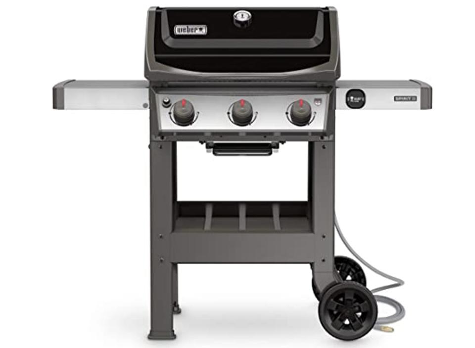 Grilling for just a few or a crowd is easy with this natural gas grill. (Source: Amazon)
