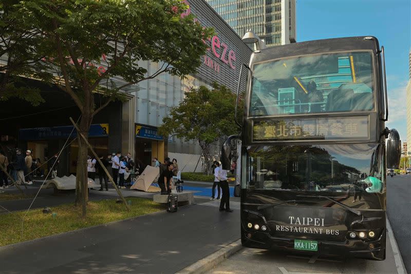 家樂福與「臺北市雙層餐車」跨界合作，共同打造期間限定的「英倫雙層餐車饗宴」。（圖／業者提供）