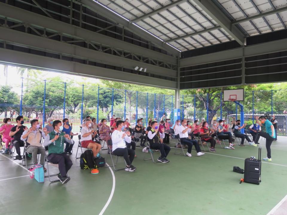 全市第一座為老人開辦的“養肌場”，昨天在長勝里勝安風雨球場登場，將連辦四週的養肌課程。（記者陳俊文攝）