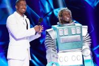 Als einer der größten Stars war Lil Wayne mit von der Partie, verkleidet als Roboter. Allerdings lief es in der dritten Staffel in den USA 2020 nicht sonderlich erfolgreich für den Rapper - er flog direkt in der ersten Folge raus. Dass Juror Robin Thicke ihn trotz fünf gemeinsamer Songs nicht erkannte, bezeichnete dieser in Bezug zur Sendung als "größten Schock aller Zeiten". (Bild: FOX via Getty Images)