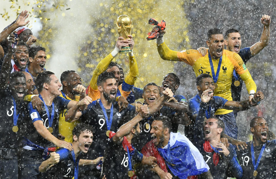 ARCHIVO - Los jugadores de Francia celebran la conquista de la Copa Mundial tras la victoria ante Croacia en la final, el domingo 15 de julio 2018, en Moscú. (AP Foto/Martin Meissner)