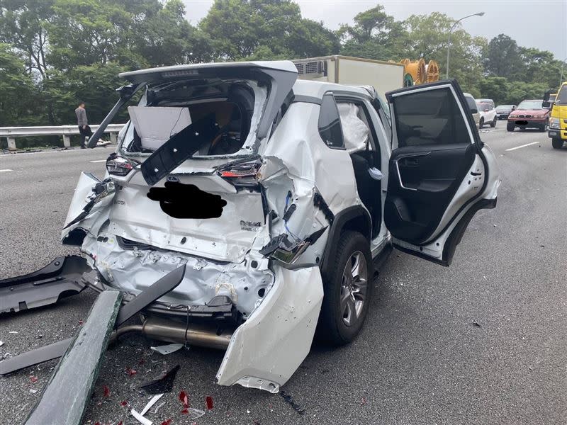 白車車屁股也遭追撞，零件散落一地。(圖／警方提供)