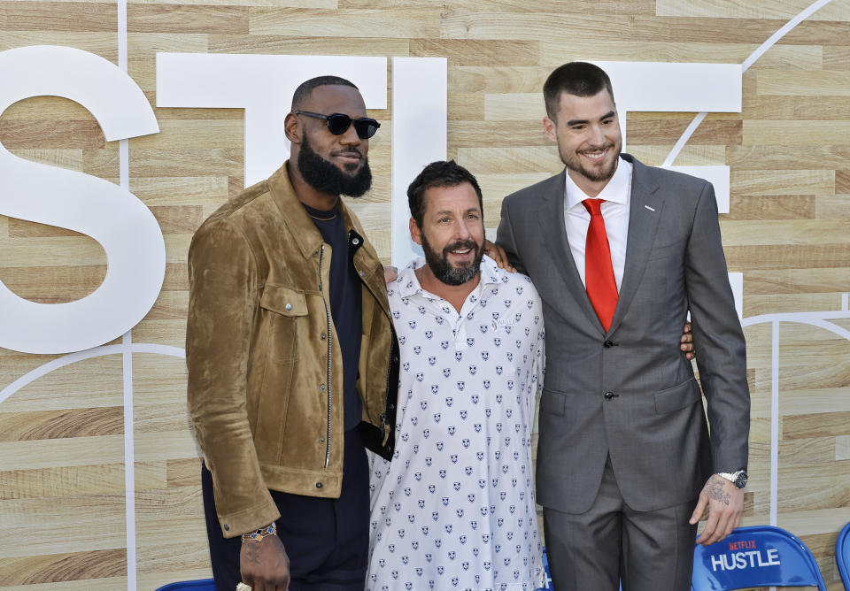 Netflix電影《必勝球探》監製LeBron James（圖左）、監製兼主角Adam Sandler（圖中）與飾演男主角Bo Cruz的Juancho Hernangomez。（Photo by Kevin Winter/Getty Images）