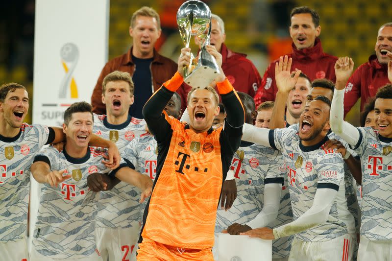 El portero del Bayern Múnich Manuel Neuer y sus compañeros celebran la obtención de la Supercopa DFL con el trofeo.