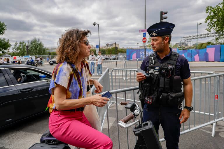 Preparativos para el comienzo de los Juegos Olímpicos: Paris es una ciudad vallada y los ciudadanos tienen que mostrar un QR para poder transitar por zonas restringidas